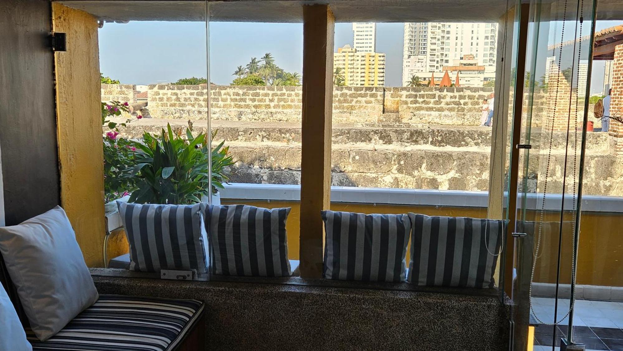 شقة Apartamento Duplex Vista Al Mar Y Murallas Nuevo En La Ciudad Amurallada Cartagena المظهر الخارجي الصورة